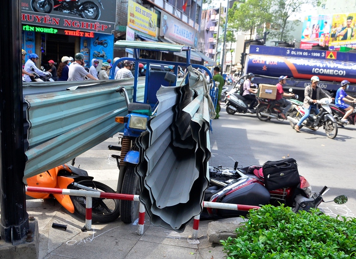 Tấm tôn trên xe ba gác gây họa - Ảnh 2.