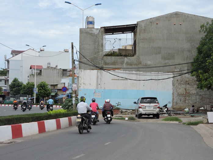 Quyết cưỡng chế căn nhà án ngữ quốc lộ - Ảnh 1.