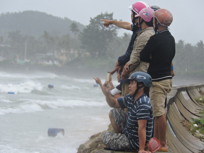 Từ Bình Định đến Đà Nẵng: Cây ngã la liệt, nhiều khu vực bị lũ chia cắt - Ảnh 11.