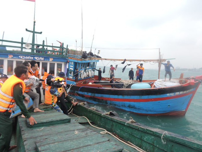 Cứu 19 ngư dân Khánh Hòa và Quảng Ngãi gặp nạn trên biển - Ảnh 1.