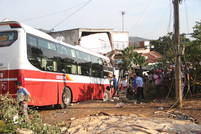 
Vụ tai nạn còn làm cột và trần bê tông 2 căn nhà sập, 2 xe khách Thành Bưởi và Phương Trang hư hỏng nặng.
