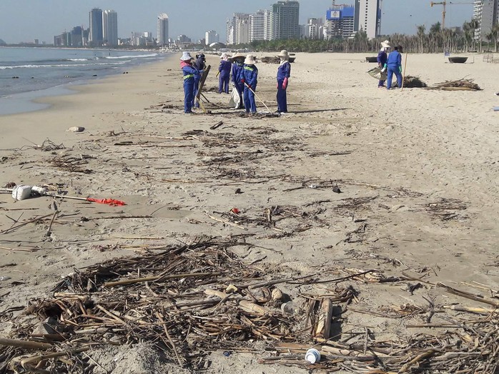 Đà Nẵng:  Hơn 30 tấn rác tấp vào bãi biển gây ô nhiễm nặng - Ảnh 1.