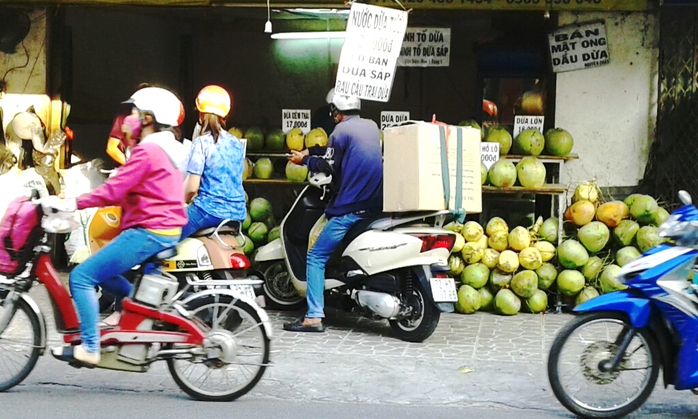 Nhu cầu tiêu dùng cao nên các cửa hàng bán dừa luôn tấp nập người mua.