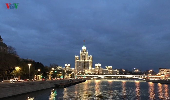 Những tòa nhà lộng lẫy soi bóng trên dòng sông Moskva - Ảnh 7. Những tòa nhà lộng lẫy soi bóng trên dòng sông Moskva - Ảnh 7.