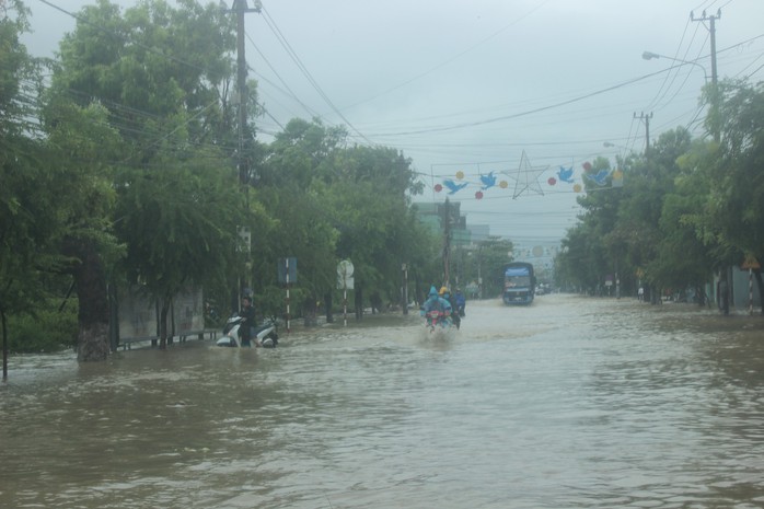 Lũ kéo về bao vây, TP Quy Nhơn chìm trong biển nước - Ảnh 5.