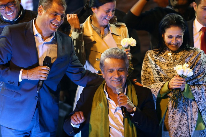 
Ông Lenin Moreno (ngồi) ăn mừng chiến thắng cùng với Tổng thống Ecuador Rafael Correa hôm 2-4 Ảnh: REUTERS
