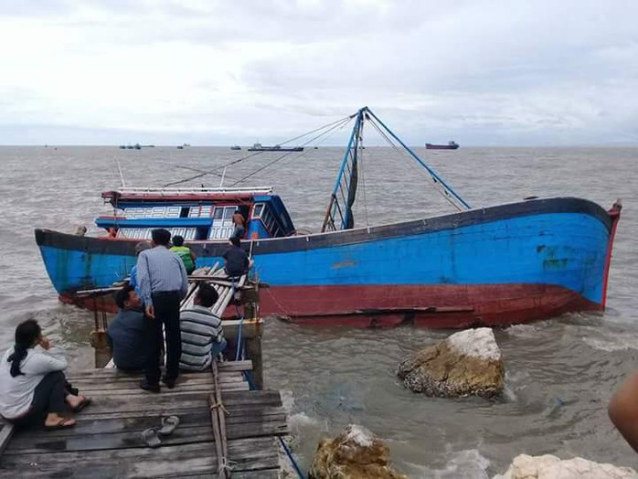 Quảng Bình: Hàng chục tàu cá bị chìm, nhiều người bị thương - Ảnh 3.