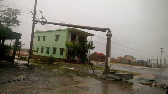 Cận cảnh trường học tan hoang, nhà cửa đổ nát sau bão - Ảnh 4.