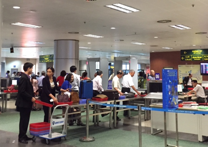 Soi chiếu an ninh tại sân bay quốc tế Nội Bài - Ảnh: Tô Hà