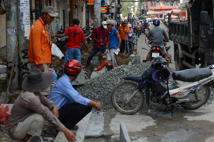 Hối hả thay áo mới cho phố đi bộ Bùi Viện - Ảnh 3.