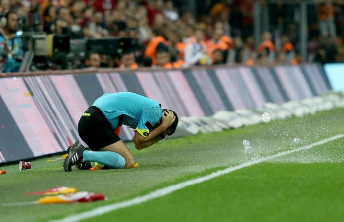 Trọng tài bị dội bom nước ở derby Istanbul - Ảnh 1.