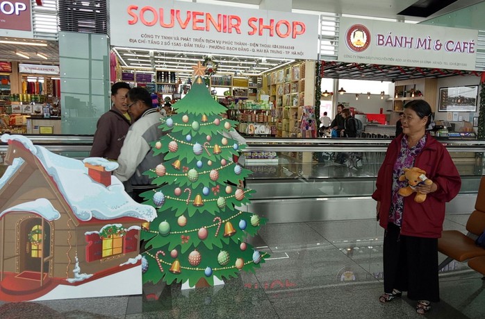Ngạc nhiên  với không khí Giáng sinh ở sân bay Nội Bài - Ảnh 5.