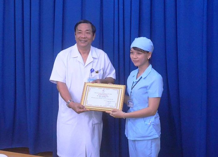 
Hộ lý Dân nhận giấy khen của Bệnh viện đa khoa tỉnh Khánh Hòa
