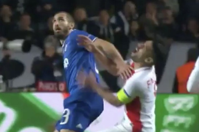 Đánh chỏ Falcao, Chiellini may mắn thoát thẻ đỏ - Ảnh 2.