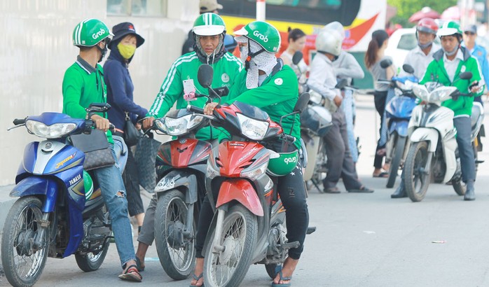 Cử nhân chạy Grab, Uber có đáng lo? - Ảnh 2.