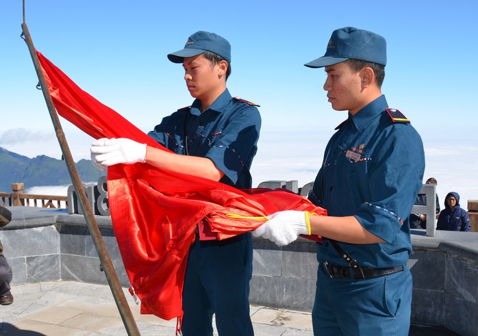 Lễ thượng cờ Tổ quốc ở đỉnh Fansipan - Ảnh 1.
