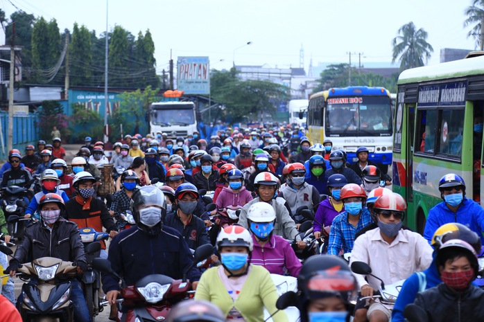 Tài xế đưa tiền lẻ, BOT tuyến tránh Biên Hòa không xả trạm - Ảnh 3.