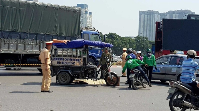 Chồng chạy xe ba bánh phanh gấp, vợ rơi xuống đường tử vong - Ảnh 1.