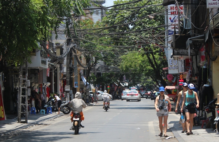 Ngỡ ngàng Hà Nội hoang vắng giữa trưa nắng thiêu đốt - Ảnh 7.