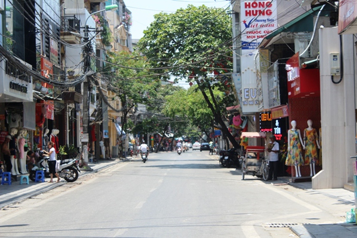 Ngỡ ngàng Hà Nội hoang vắng giữa trưa nắng thiêu đốt - Ảnh 6.