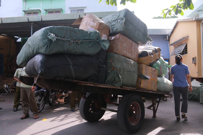 Phát hiện 10 tấn hàng lậu trên tàu hỏa - Ảnh 1.