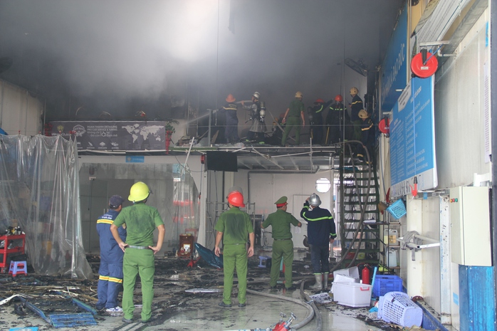 Đà Nẵng: Cháy lớn tại gara ô tô, nhân viên hốt hoảng bỏ chạy - Ảnh 1.