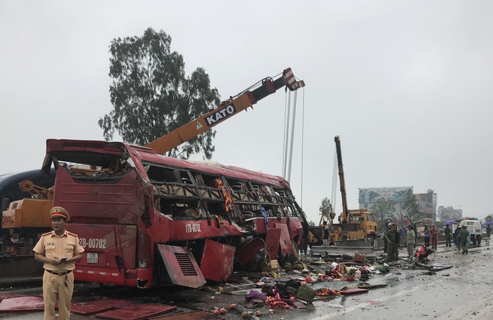 
Hiện trường vụ tai nạn lật xe khách khiến 2 người chết, nhiều người bị thương
