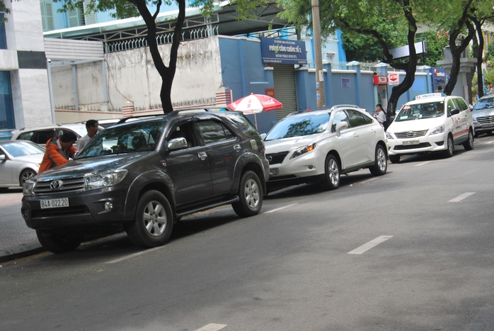 
Trước số nhà 92-94 Nguyễn Du, xe ô tô đậu thành hàng nối dài dưới lòng đường. Nhiều người nghi ngờ khu vực này có tình trạng bảo kê bởi nơi đây cấm đậu xe.
