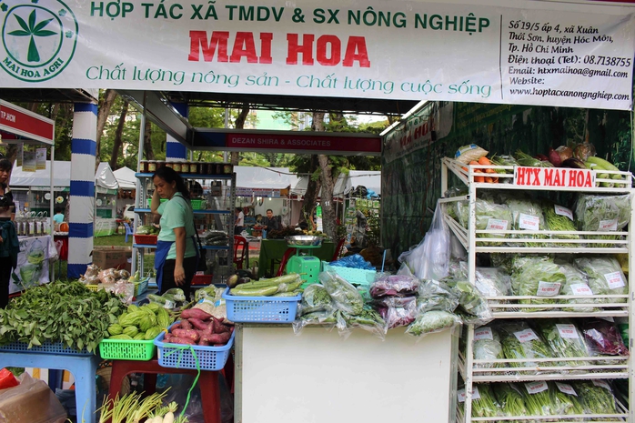 Gian hàng nông sản sạch của chị Mai Hoa (Huyện Hóc Môn,TPHCM) trưng bày nhiều mặt hàng, các loại rau củ sạch có bao bì và nhãn mác rõ ràng.