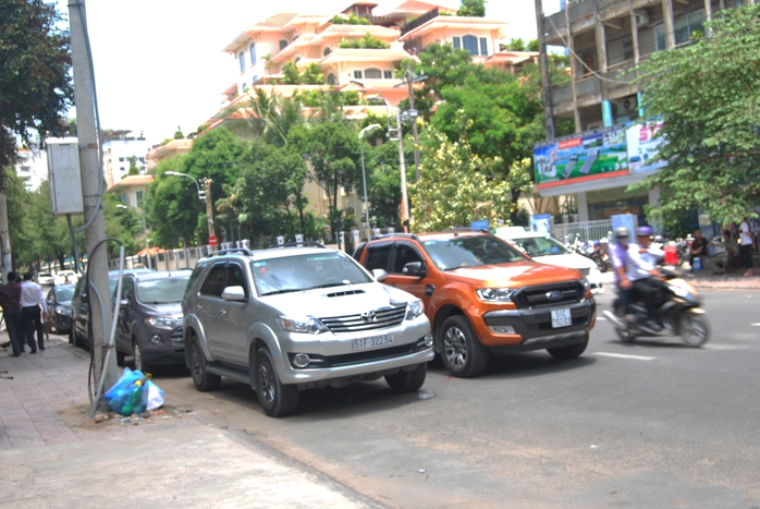 
Còn tại giao lộ Nguyễn Du- Cách mạng Tháng Tám, xe đậu chiếm dụng 2 làn đường. Theo ghi nhận, khu vực này chỉ có 1 số đoạn được phép đậu xe dưới lòng đường nhưng các tài xế đã biến tuyến đường này thành một bãi đậu xe thu nhỏ kéo dài
