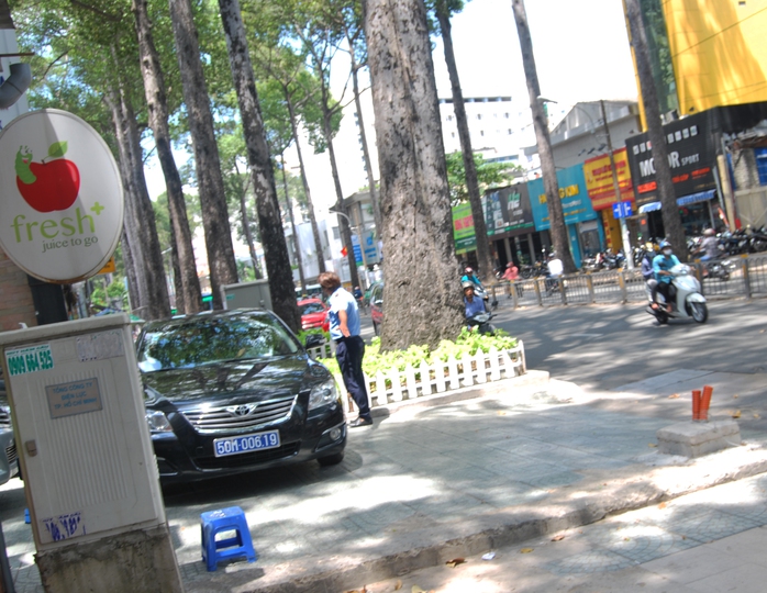 
Xe biển xanh trưng dụng vỉa hè đường Nguyễn Thị Minh Khai làm chỗ đậu xe
