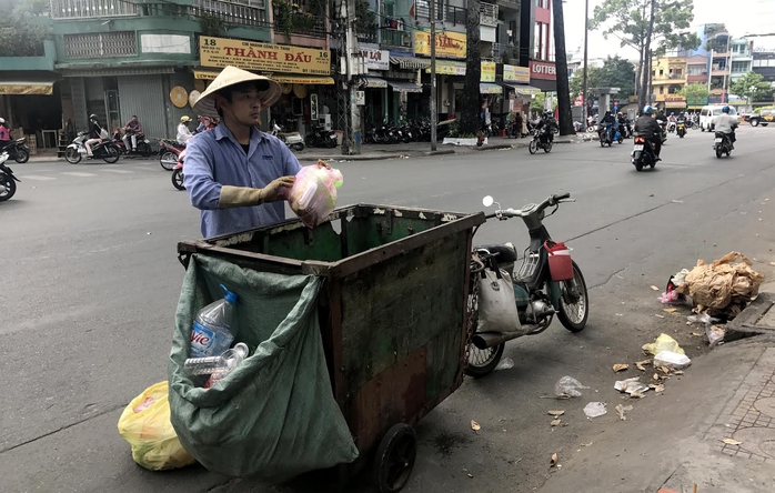 Giá thu gom rác sinh hoạt hiện nay được cho là lạc hậu. Trong ảnh: Thu gom rác trên đường Ngô Gia Tự, quận 10, TP HCM Ảnh: Lê Phong