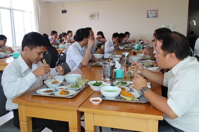 
Bữa ăn giữa ca của người lao động Công ty CP Himlam Land Ảnh: Hồng Đào
