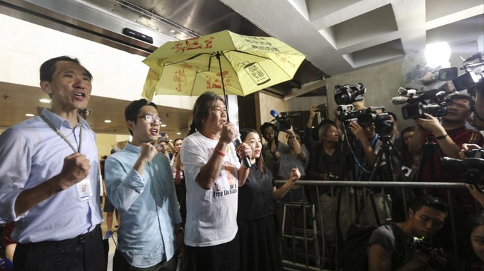 Hồng Kông: 4 nhà lập pháp đối lập bị bãi nhiệm - Ảnh 1.