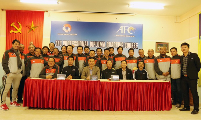 HLV Huỳnh Đức, Hữu Thắng tốt nghiệp khóa học AFC Pro - Ảnh 1.