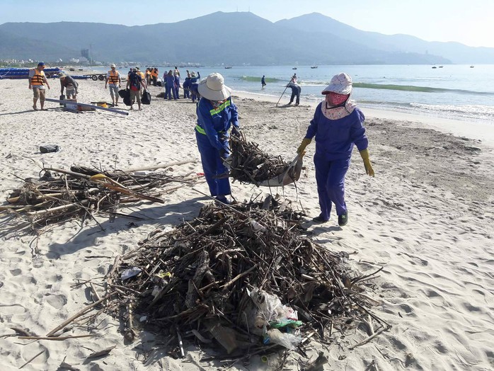 Đà Nẵng:  Hơn 30 tấn rác tấp vào bãi biển gây ô nhiễm nặng - Ảnh 2.