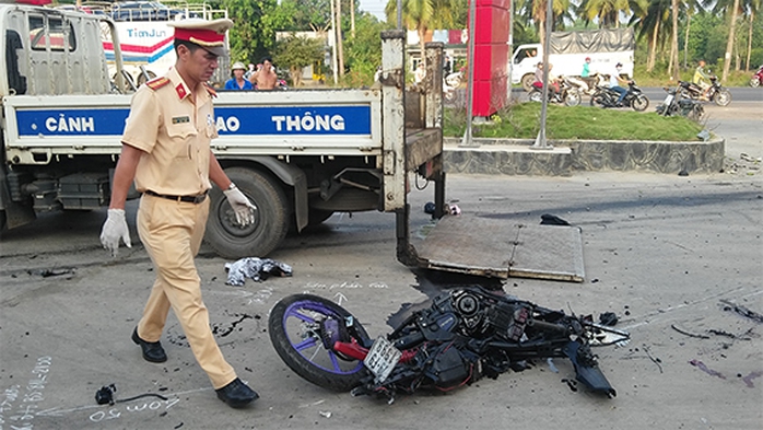 
Xe máy của 2 nạn nhân bị tông vỡ nát (ảnh: BĐN)
