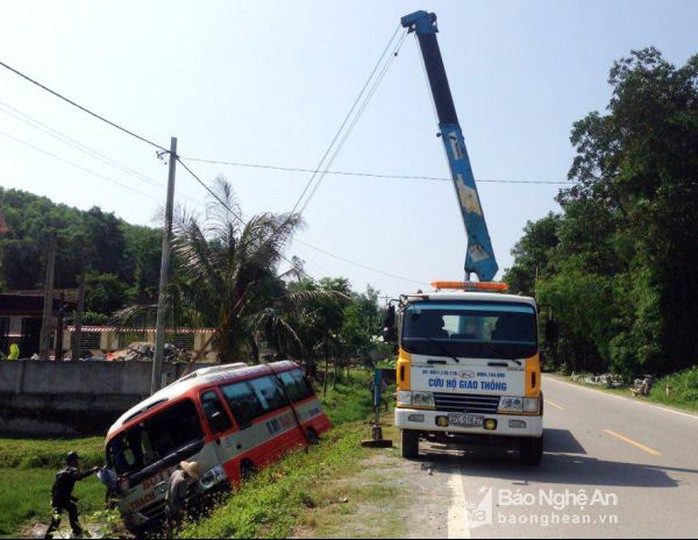 Hãng xe buýt 3 ngày liền có xe lao xuống ruộng làm khách kinh sợ - Ảnh 2.