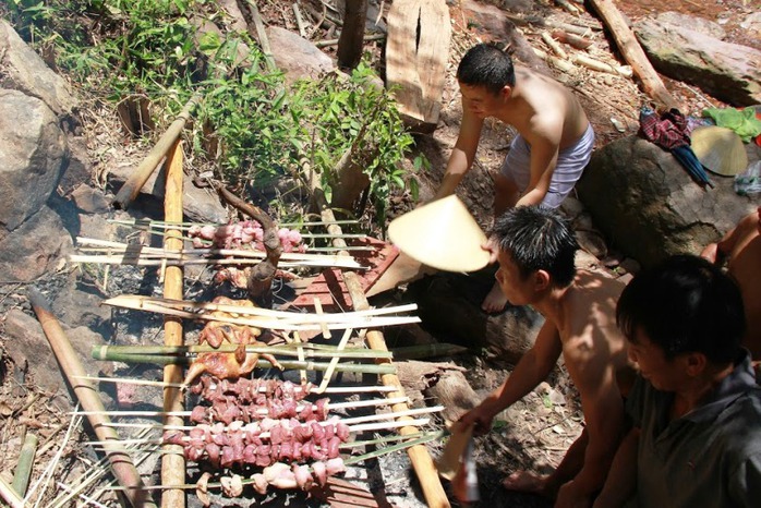 Người dân ùn ùn xuống biển, vào rừng trốn nắng nóng - Ảnh 8.