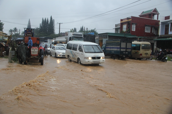 Lâm Đồng xuất hiện mưa lớn gây ngập úng nhiều nơi - Ảnh 1.