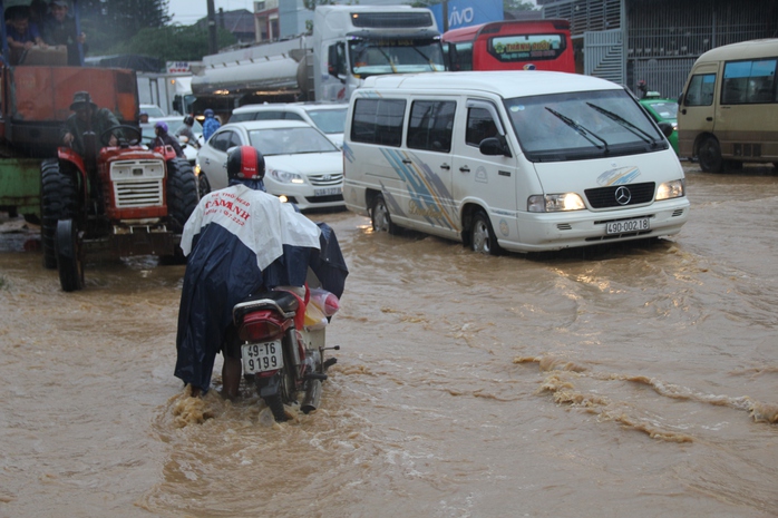 Lâm Đồng xuất hiện mưa lớn gây ngập úng nhiều nơi - Ảnh 2.