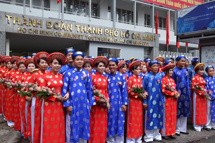 200 cô dâu, chú rể đạp xe diễu hành trong ngày Quốc Khánh - Ảnh 1.