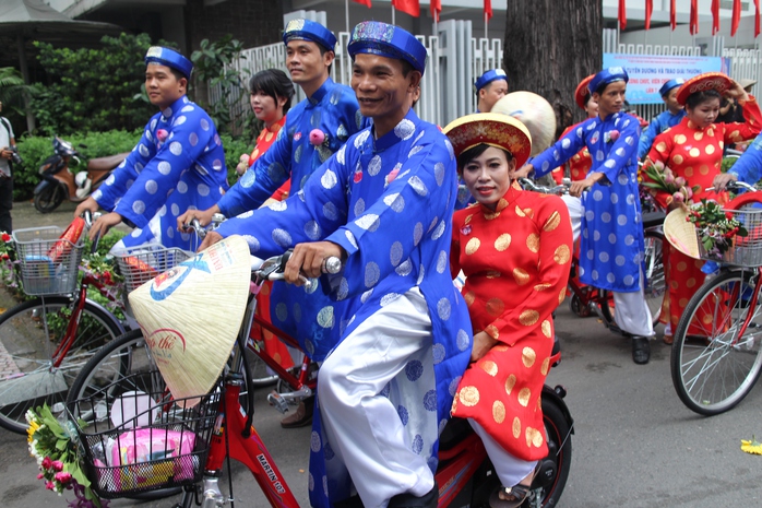 200 cô dâu, chú rể đạp xe diễu hành trong ngày Quốc Khánh - Ảnh 4.
