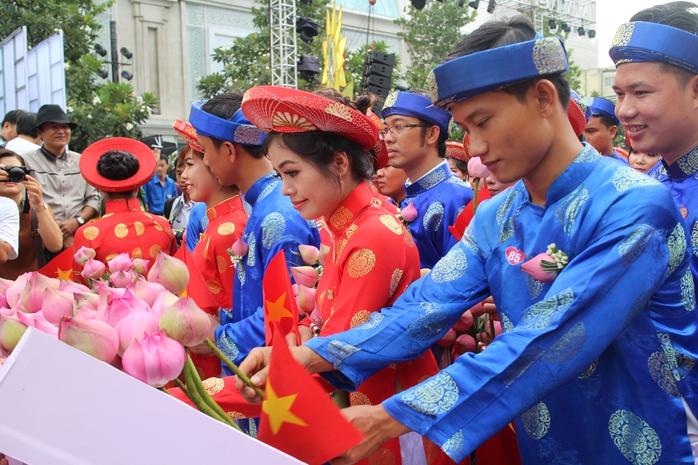 200 cô dâu, chú rể đạp xe diễu hành trong ngày Quốc Khánh - Ảnh 8.