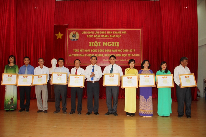 Công đoàn GD - ĐT Khánh Hòa khen thưởng 132 tập thể, cá nhân - Ảnh 2.