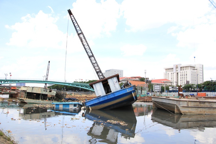 Sà lan lật, đè chìm tàu ở dự án chống ngập 10.000 tỉ đồng - Ảnh 3.