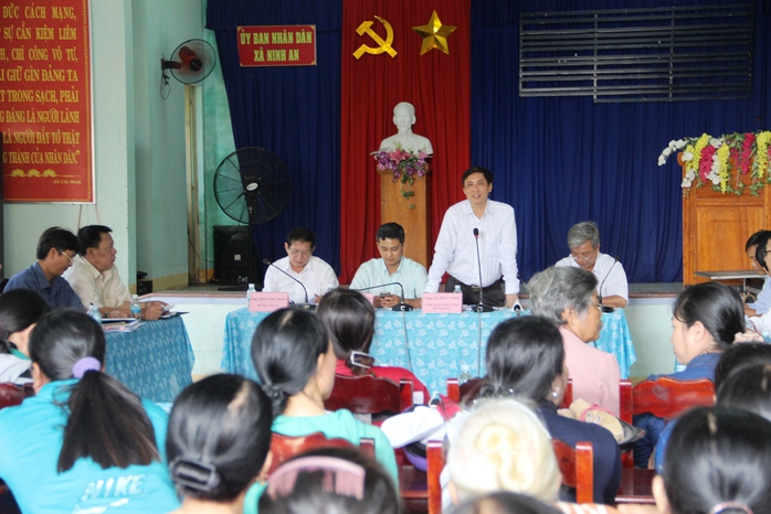 
Ông Lê Đức Vinh, Chủ tịch UBND Khánh Hòa, đối thoại với người dân
