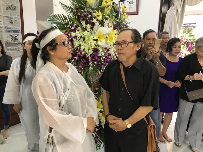 Kép độc La Kính (đoàn Kim Chung) chia buồn cùng bà Trần Ngọc Mỹ - vợ NSƯT Thanh Sang