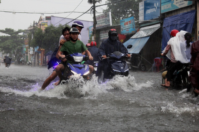 Đường sắt “tê liệt” gần 1 giờ sau cơn mưa hơn 30 phút - Ảnh 9.