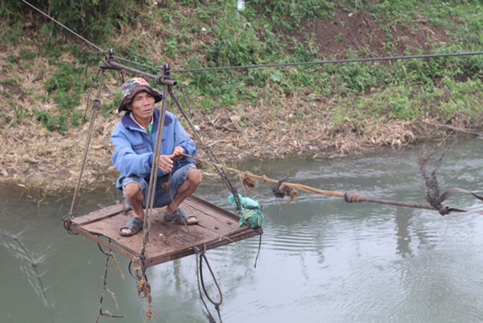 Gần 20 năm qua sông bằng cáp treo tự chế - Ảnh 1.